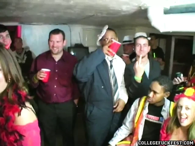 Kolej çapalar becerdin at halloween parti