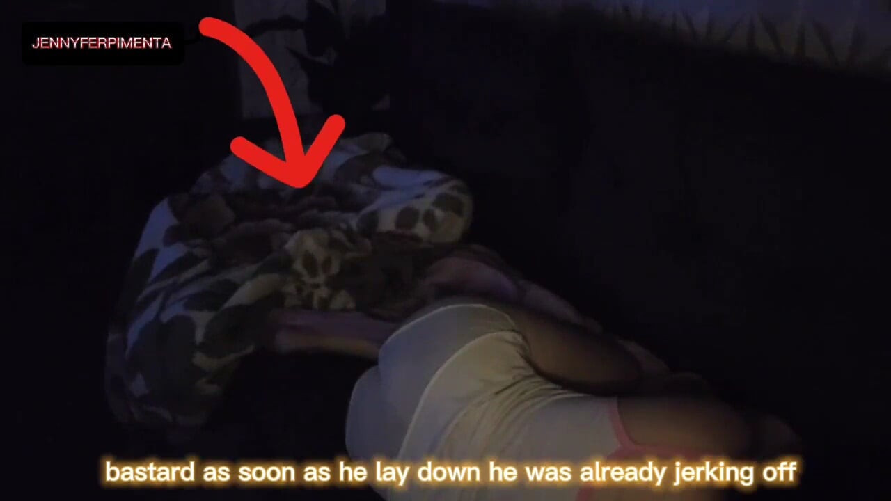 Yaramaz orta yaşlı seksi kadın kanepeyi genç bir adamla paylaşıyor! Hafta sonunu onun evinde geçirmek için geldi