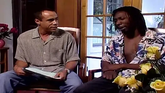 Siyah çift bahçede büyük götlü amcık yalıyor