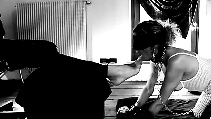 Kadın erkek ayaklarını yalıyor (02175)