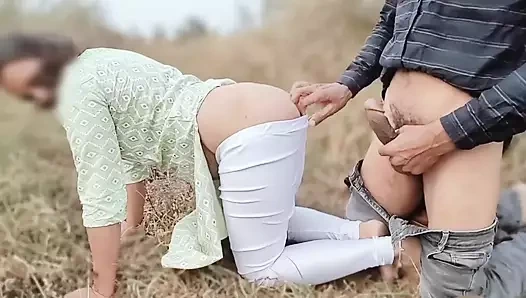 Hintli kız ormanda Hintçe vlog yapıyor, bir oğlanın kalın penisini görüyor ve sikiliyor, Hintçe vlog