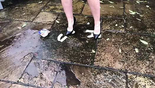 Sarışın öğretmen muz, sosis ve yoğurdu topuklarıyla eziyor