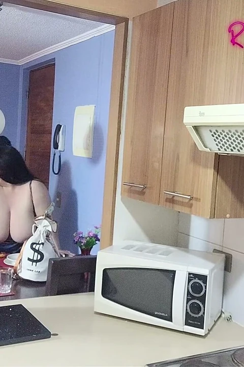 Hayranlar için videolar: maskeli genç adam beni mutfakta sikiyor