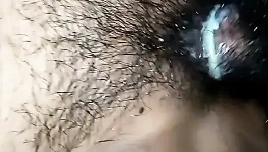 İnleyen Nepalli yenge evde kocasının önünde sikişiyor