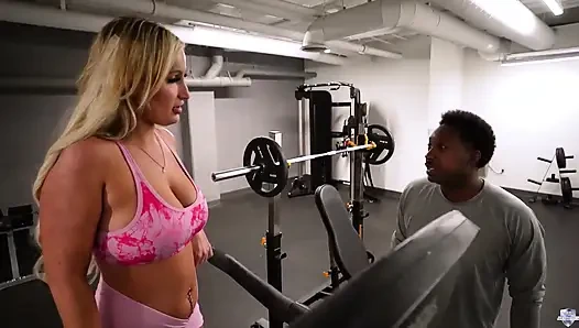 Tiffani Madison spor salonundan erkeklerle sikişiyor