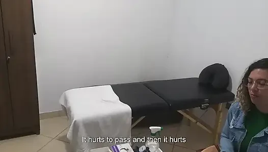 Gerçek doktor hastanın götünü ve göğüslerini muayene ediyor.