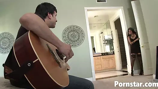 Büyük memeli Gabby Quinteros sert sikiliyor