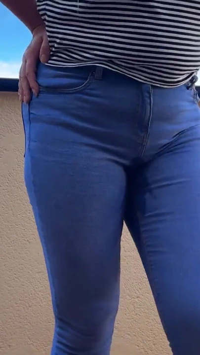 Desperate jeans pee wetting outdoor | Clip 1