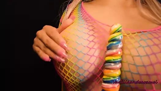 Büyük memeler sarışın berbat ve sikikleri kendini ile bir lolipop