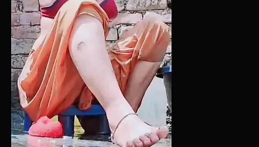 Köylü kadın açıkta banyo yapıyor, soyunuyor, herkesi baştan çıkarıyor