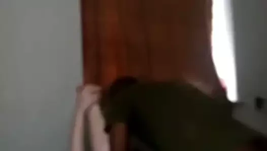 O beyaz kızı dışarı çıkar