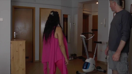 Fuellige geile Milf wird vor der Kamera gebumst