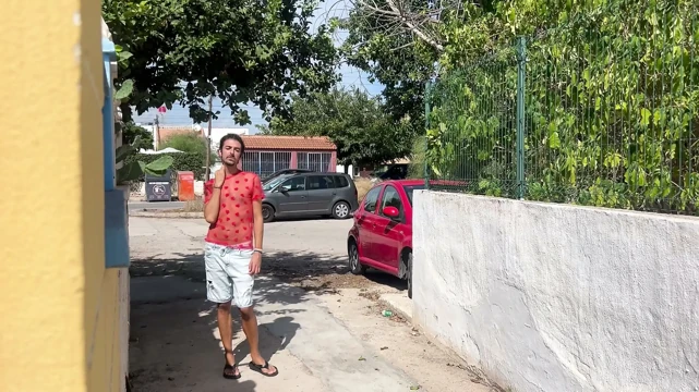 Erkek arkadaşı yokken komşumu sikiyorum