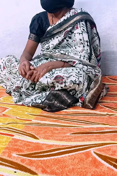 Hintli ateşli evli kadın ev yapımı amcık yalıyor