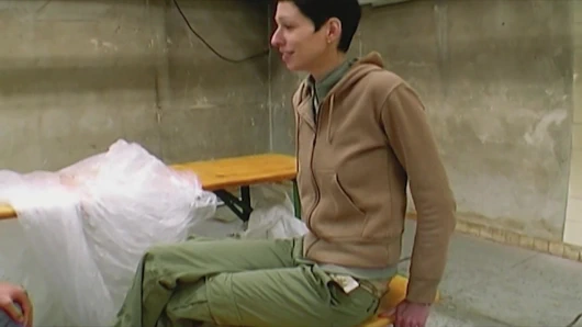 Ince görünümlü Alman kız hoş bir kalın horoz içinde the ambar