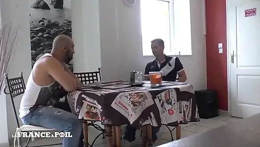 Büyük memeli olgun sürtük götünü siktiriyor ve komşuları tarafından çifte sikiliyor
