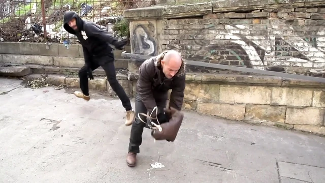 18 yaşındaki sıkı götünde büyük yarakla ilk kez anal seks yapıyor