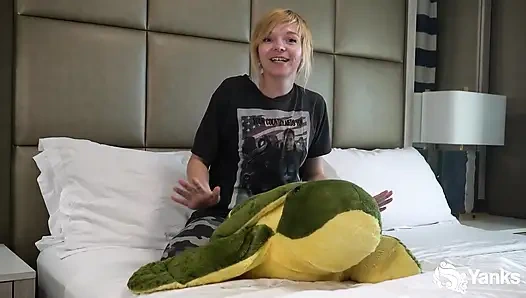 Alexa Crush, yastıkla sikiş uzmanı