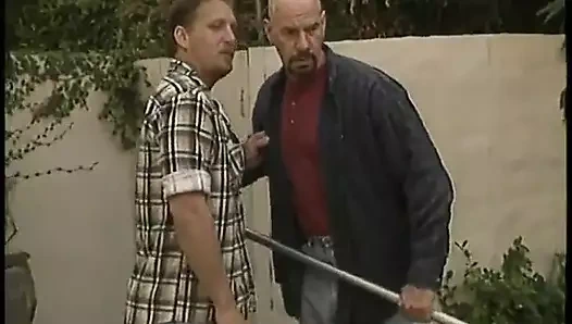 19 yaşındaki tatlı azgın kız üç yarağın tadını çıkarıyor