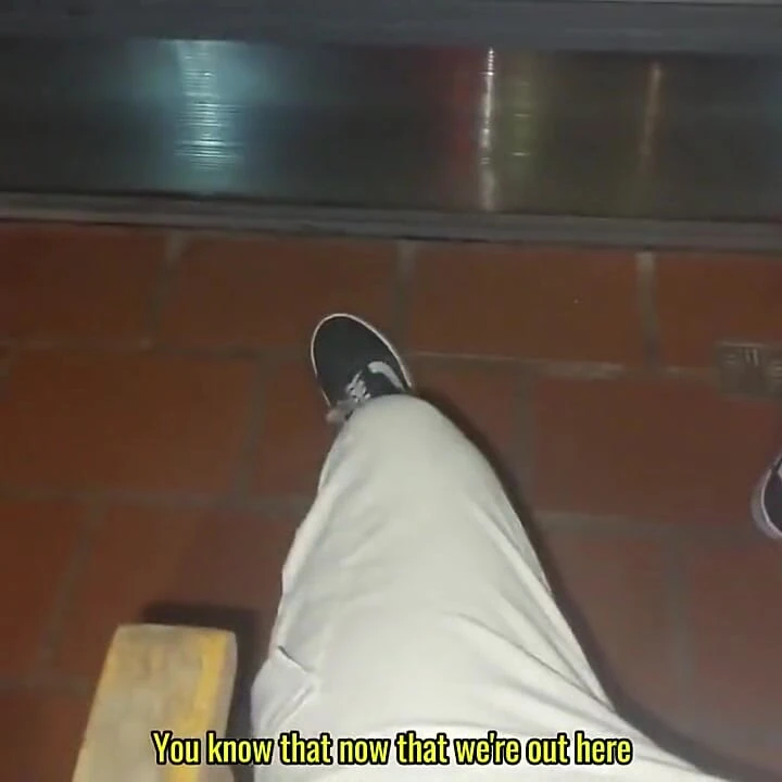 Yağmur yağarken açık havada en iyi arkadaşımın tüm yarağını emiyor ve neredeyse fantasiahardcoresex keşfediliyordu