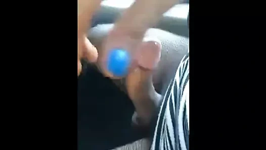 Güzel yaraklı transeksüel otobüste boşalıyor