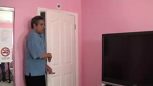 Tanner Mayes üvey babasının yarağıyla göt yalıyor ve iyi sikişiyor