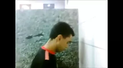 Halka açık tuvalette boşalma