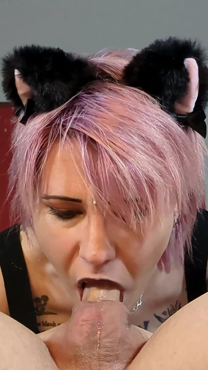 Знаковый момент из "Розововолосая девушка дает грязную глубокую глотку и получает камшот в ее рот"