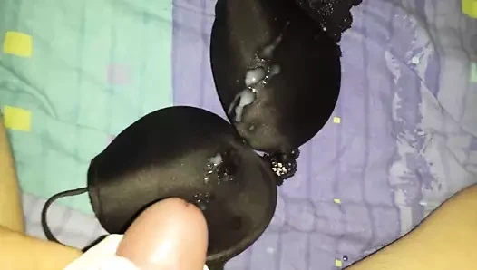 4. sutyen üzerinde boşalmak