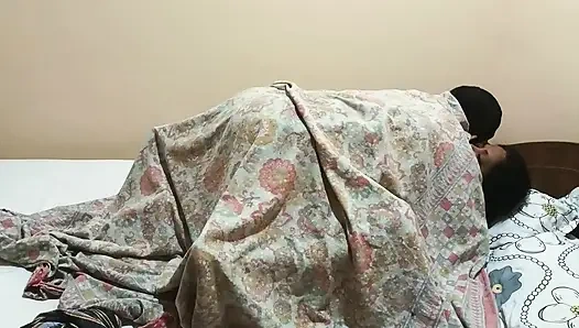 Desi kamla yenge mornig yatakta ateşli sikişiyor ve amcığını döllüyor