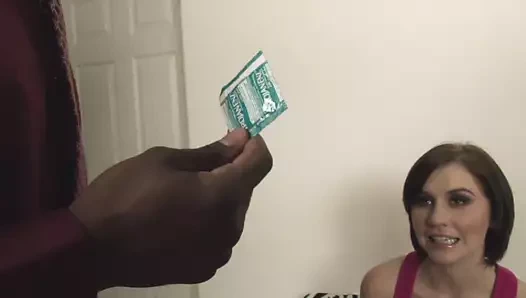 Sıska sürtük zebra kanepede büyük zenci yarağı tarafından sikiliyor!