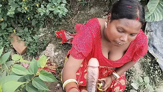 Hintli karım açık havada sikişiyor