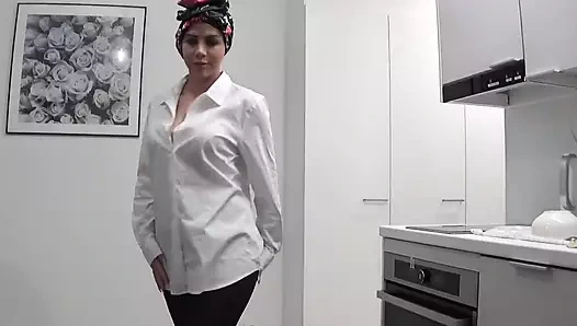 Sıkı amcık büyük götlü Arap üvey anne 18 yaşındaki üvey oğlu tarafından sikiliyor