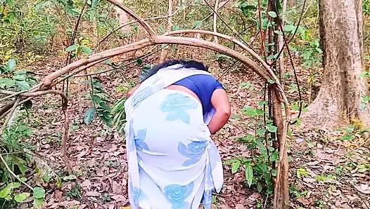 India al aire libre, follada en la jungla Madrastra y hijastro follando duro en el bosque Habla sucio telugu.
