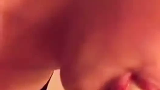 Kirli bir fahişe gibi bir muz emmek böyle bir sürtük