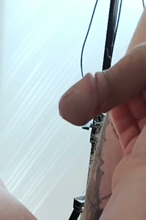 Penisimi sıvazladıktan sonra üvey annemin vücuduna ve ağzına boşal