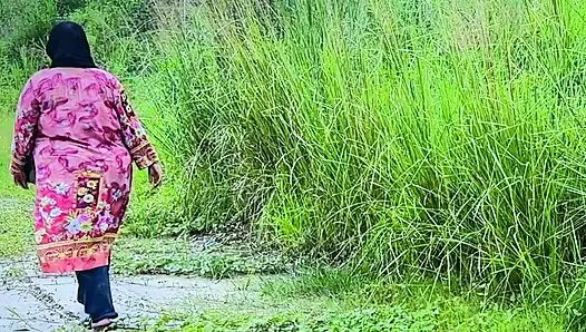 Büyük götlü ateşli güzel Müslüman kız ormanda seks videosu