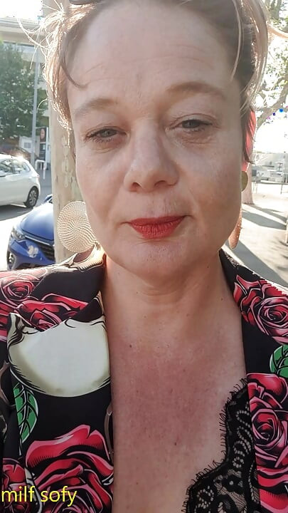 Bir partiden döndüm ve orta yaşlı seksi kadın seven bir hayranla karşılaştım. Onu dışarıda emiyor ve o götümü sikiyor ve yüzüme boşalıyor