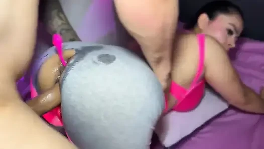 Kız arkadaşımın en iyi arkadaşı taytlı çok seksi sıkı götünü yırtık taytla siktiriyor