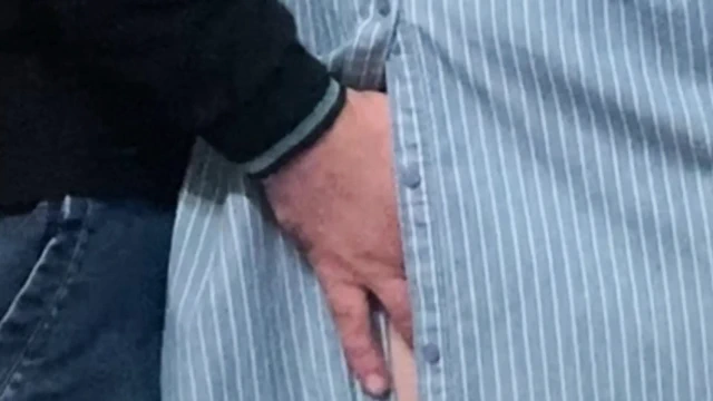 Sapık Yaşlı Adam Metro'da Parmaklarıyla Vajina Mastürbasyon Yapıyor