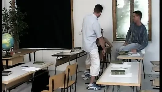 Minik Alman genç kız sınıfta sert üçlü sekste sikiliyor