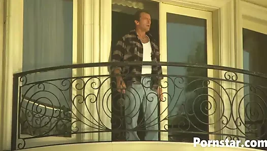 Muhteşem Felicia Fox romantik sikiş seansında eğleniyor