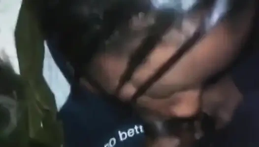 Yalayan büyük siyah yarak açık havada inliyor