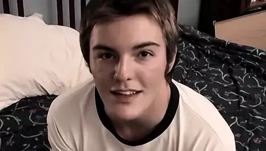 Fitch hevesle mastürbasyon yaparken ayak parmaklarını kıpırdatmayı seviyor