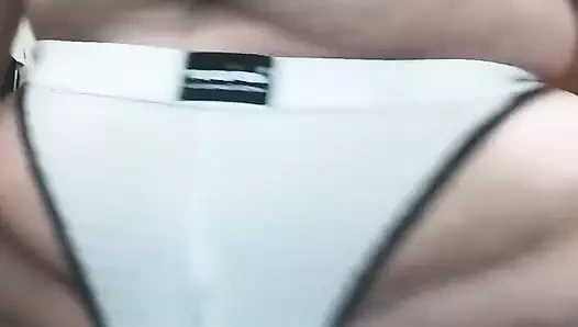 Prens dez jockstrap giyiyor ve götünde el izi görüyor