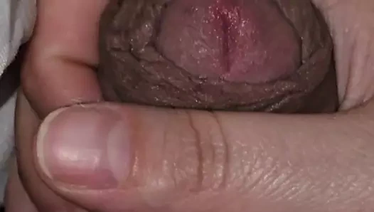 Üvey anne kocası yanlarındayken battaniye altında elle muamele üvey oğlu