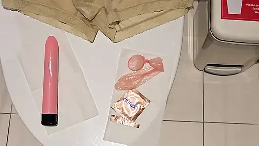 Kadın kılıklı kanisa umumi tuvalette göt deliğini boşaltıyor ve oynuyor