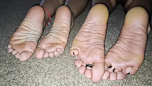 Ön sevişmeden önce iki ayak tabanlarımızı gösteriyor ilk kez götümü sikiyor