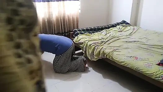 Bir işçi evi temizliyor sonra zengin iri güzel kadın ateşli bir bayan sahibi geliyor ve onu sert sikiyor