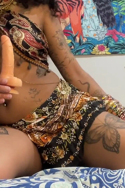 Kıllı tanrıça boho eteğinin altında dildoya biniyor